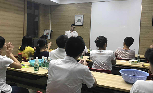 陸軍戰(zhàn)隊光明新區(qū)幫扶小組第三次在創(chuàng)美景裝飾公司指導(dǎo)