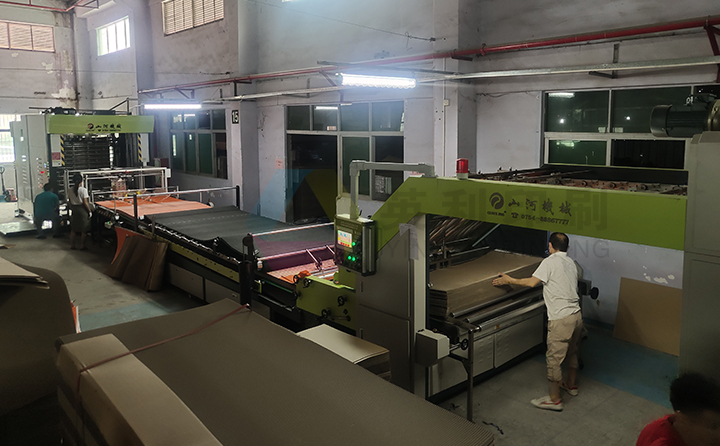 165全自動(dòng)高速一體化裱紙機(jī)(圖1)